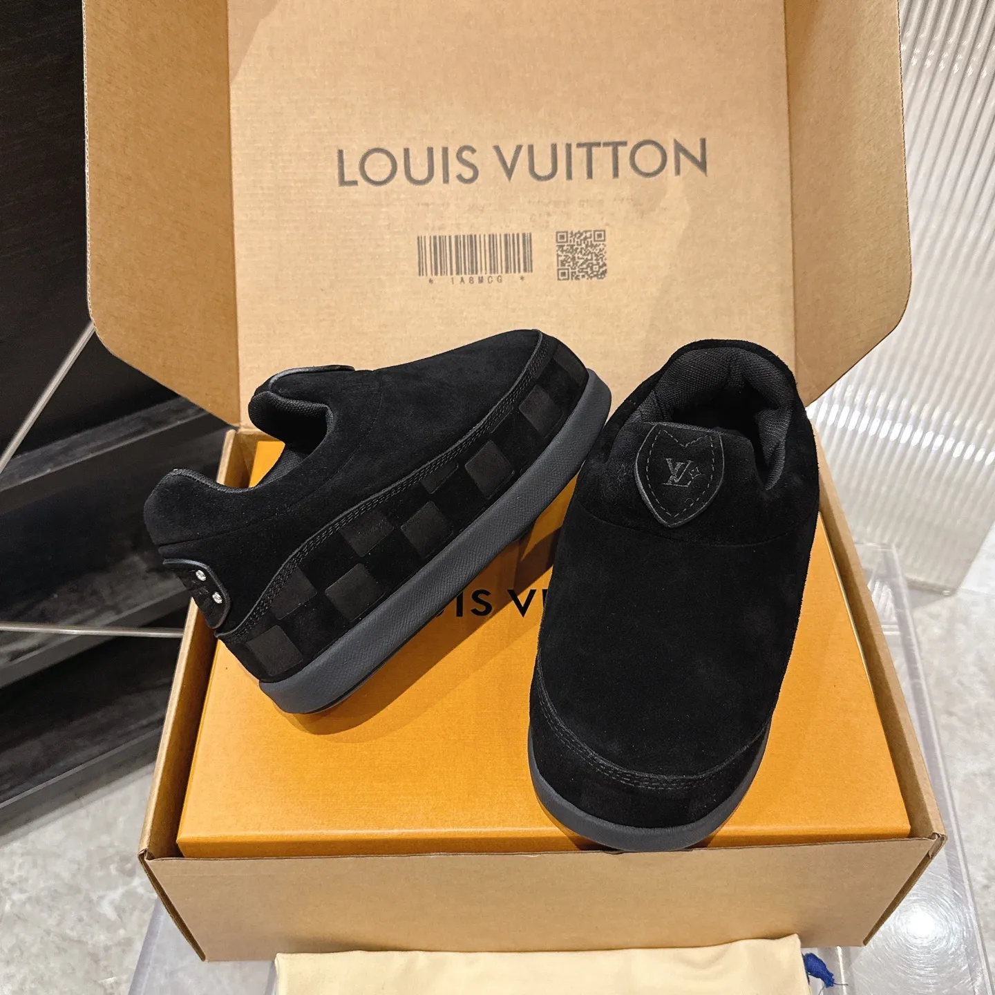 [L Family] P: 740💰 Couple model, size: women 35-41 (customized at 41 for women), 39-46 for men (customized at 45.46) The 2025 iteration of this Time Out sneaker, couple model, LV co-branded nigo, donkey brand, Louis Vuitton, ugly, cute😍Many Internet celebrities have shown off their feet, a classic and versatile item. Fabric: Imported high mercerized cow suede. Lining: high-grade elastic mesh, outsole: original molded outsole, palm print rubber outsole with hidden L letter and Monongram flower.
